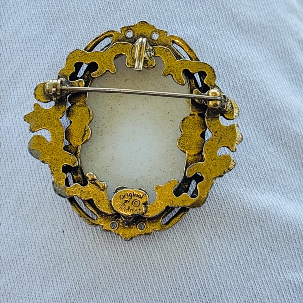Vintage Original by Robert White Glass Cabochon Brooch Gold Tone Frame - Picture 3 of 5
